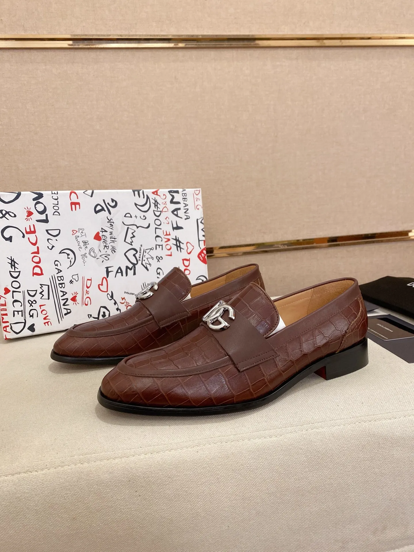 Men's clothing and shoes💰 520💰🌲DG top-notch🔍🔍men's new leather shoes🚹sold at the same time⚠The uppers are imported cowhide from Italy, the entire imported cowhide lining, and imported accessories💪💪, completely 1⃣️ vs. 1⃣️🇮🇹 💪💪, ⚠Sole: The original sole is specially provided by the original factory, the exclusive movable molded sole is super comfortable, ⚠Original factory follow-up goods, 🔍🔍high quality, can be entered and exited at will, welcome to compare ⚠Size number: 38-44. Can be customized 45 non-returnable